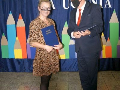 Dyrektor malechowskiej placówki wręcza nagrodę Dyrektora Danucie Siekluckiej. 