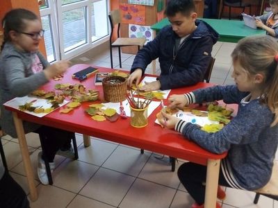 Wychowankowie PWD Laski podczas zajęć manualnych.