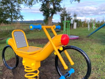 Bujak motor zamontowany na placu zabaw w Borkowie, zakupiony w ramach programu Społecznik 2019-2021. 