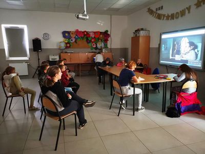 Uczestnicy zajęć z PWD Kusice podczas oglądania filmu.