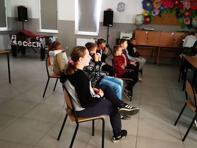 Uczestnicy PWD Kusice zajęć podczas oglądania filmu.