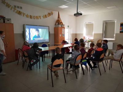 Uczestnicy zajęć z PWD Kusice podczas oglądania filmu.