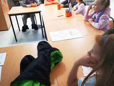 Dzieci z PWD Kusice podczas zajęć matematyczno- przyrodniczo- chemicznych.