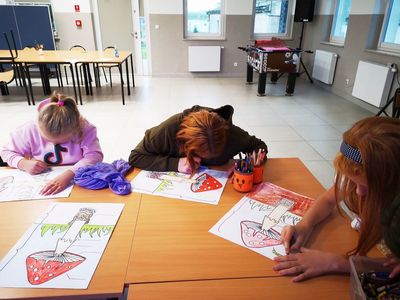 Grupa dzieci z PWD Kusice kolorujących grzyba z karty pracy.
