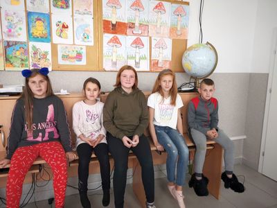 Grupa dzieci z PWD Kusice, które ustawiły się do zdjęcia przy swoich pracach.