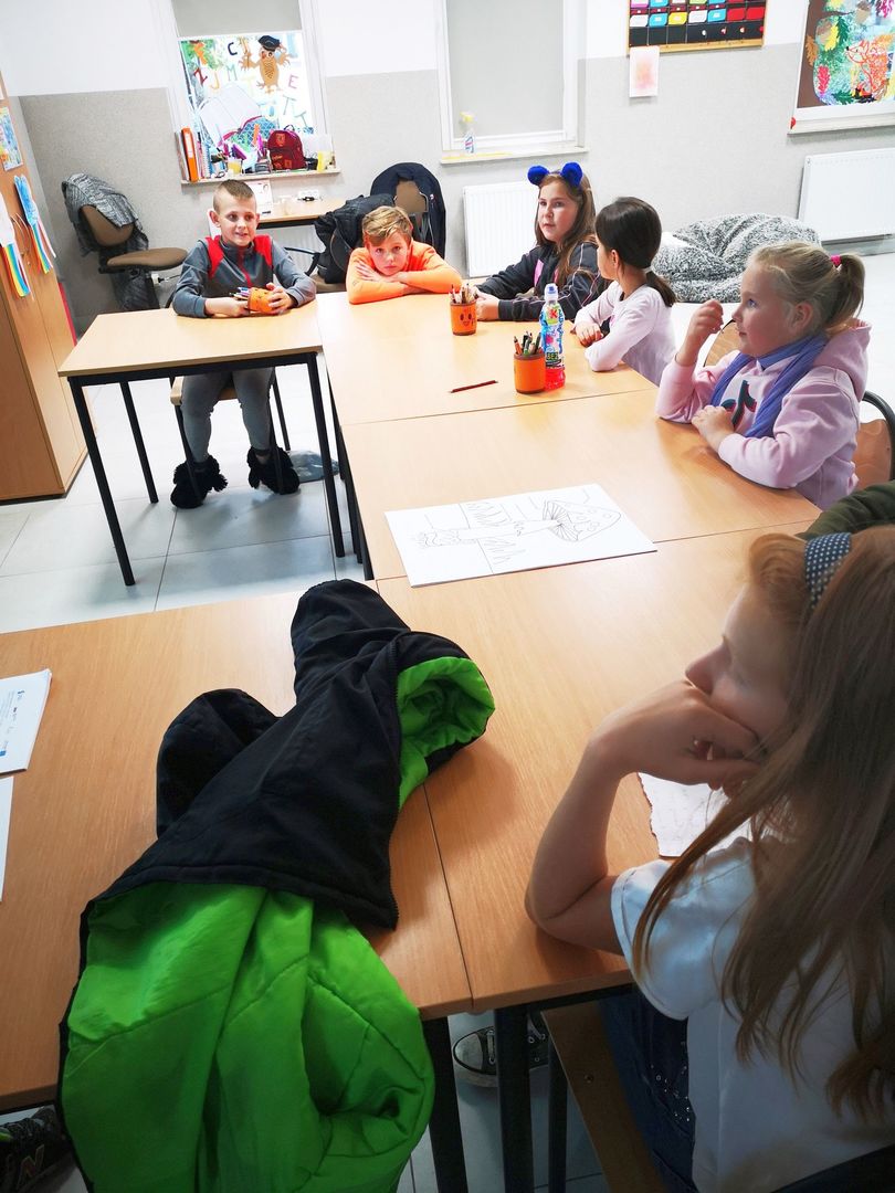 Dzieci z PWD Kusice podczas zajęć matematyczno- przyrodniczo- chemicznych.