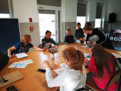 Grupa dzieci z PWD Kusice kolorująca swoje kolorowanki.