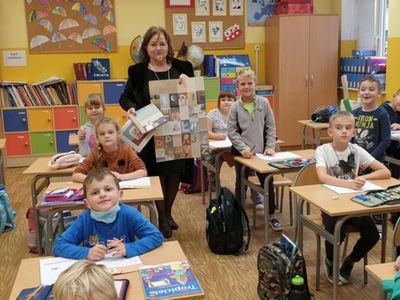 Dyrektor SP Niemica - Iwona Nowak-Gancarz prezentuje uczniom klasy I Wyprawkę Czytelniczą.