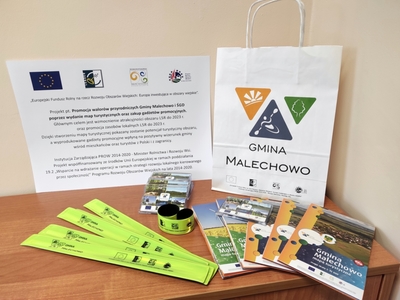 Mapa turystyczna oraz gadżety promocyjne Gminy Malechowo zakupione w ramach projektu