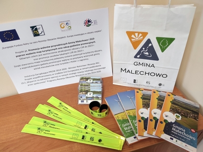 Mapa turystyczna oraz gadżety promocyjne Gminy Malechowo zakupione w ramach projektu