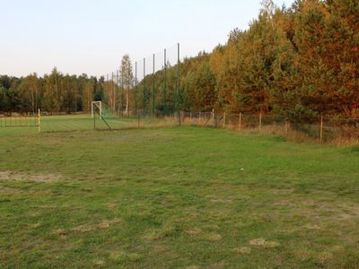 Teren rekreacyjny przy boisku w Zielenicy przed montażem elementów siłowni zewnętrznej.