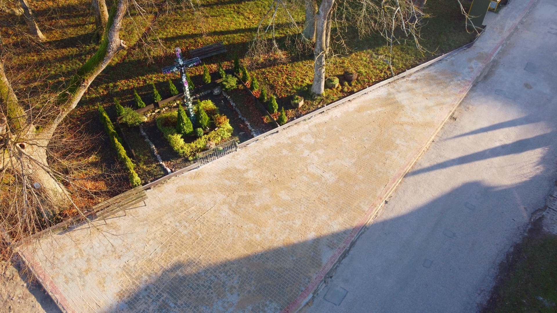 Nowy chodnik wraz z miejscem przy krzyżu w Żegocinie.