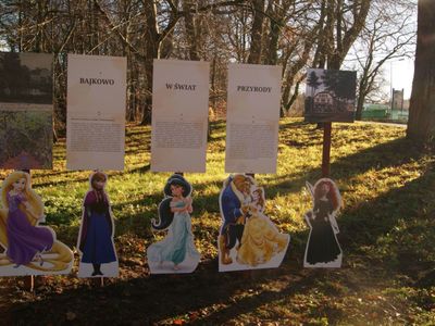 Postacie z bajek i tablice informacyjne zamontowano w parku w Niemicy w ramach projektu Granty Sołeckie 2020.