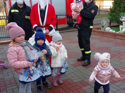 Święty Mikołaj z druhami z OSP Malechowo odwiedził grzeczne dzieci.