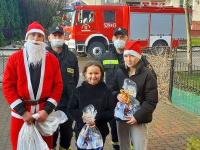 Druhowie z OSP Malechowo, Święty Mikołaj i zadowolone dzieci. 