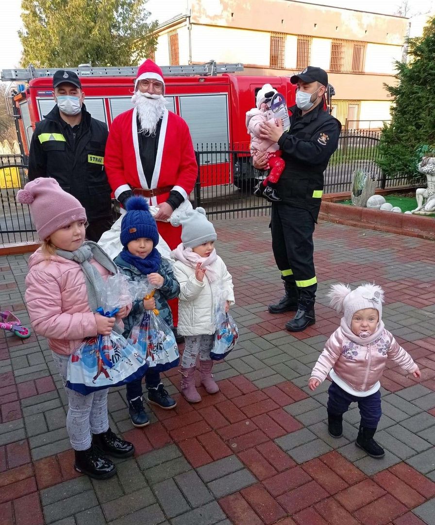 Święty Mikołaj z druhami z OSP Malechowo odwiedził grzeczne dzieci.
