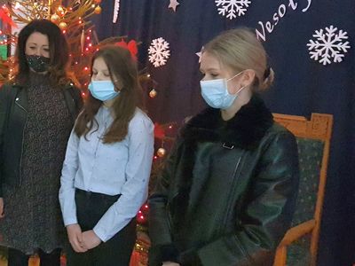 Joanna Sawicka z SP Lejkowo, jej uczennica Amelia Durkalec, która zajęła drugie miejsce w konkursie fotograficznym, Paulina Szmajdziak - zwyciężczyni konkursu.