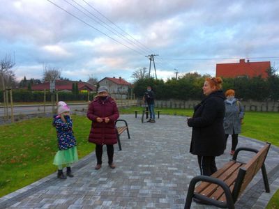 Beata Łopata i seniorki z Ostrowca - teren rekreacyjny przy Domu Wiejskim w Ostrowcu.