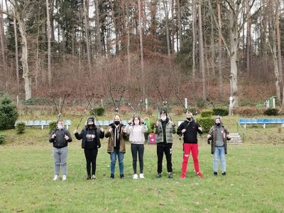 Grupowe zdjęcie uczniów SP Lejkowo na boisku szkolnym.