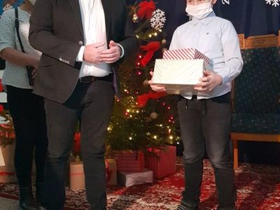 Oskar Piesyk odebrał nagrodę z rąk Wójta Gminy Malechowo. 