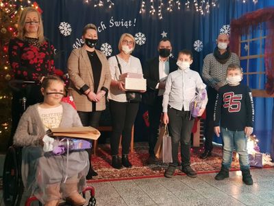 Nagrodzeni w konkursie muzycznym: Karolina Materna i jej mama, Oskar Piesyk, jego brat i mama, Anna Zając, Radosław Nowakowski, Robert Słobodzian. 