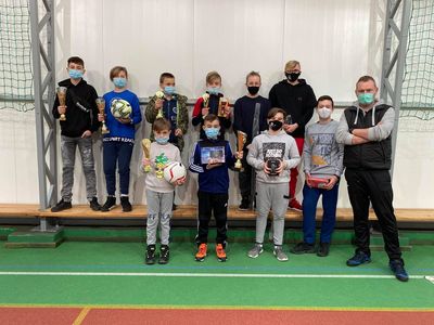 Zdjęcie grupowe szachistów z UKS Grabowa SP Lejkowo oraz trenera i sędziego Kamila Wiśniewskiego.