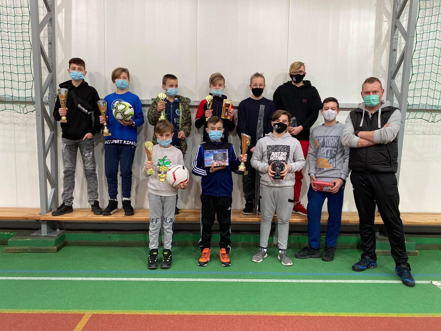 Zdjęcie grupowe szachistów z UKS Grabowa SP Lejkowo oraz trenera i sędziego Kamila Wiśniewskiego. 