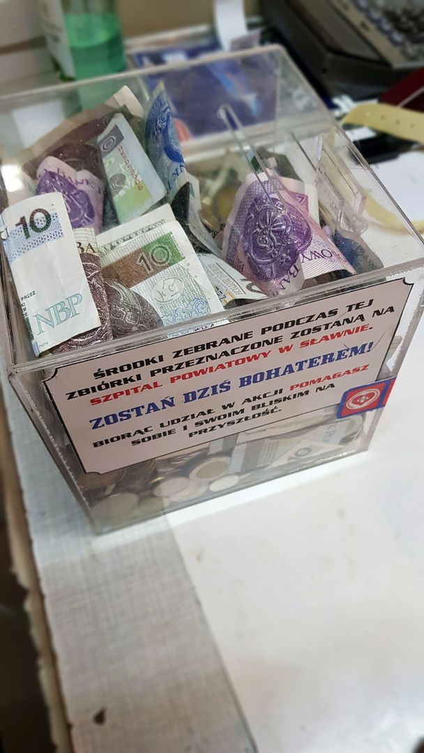 Puszka z pieniędzmi, która zlokalizowana jest w Wiejskim Domu Handlowym w Malechowie.