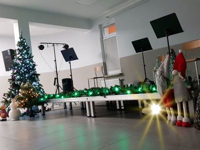 Scena w Świetlicy Kultury w Malechowie gotowa do koncertu świątecznego.