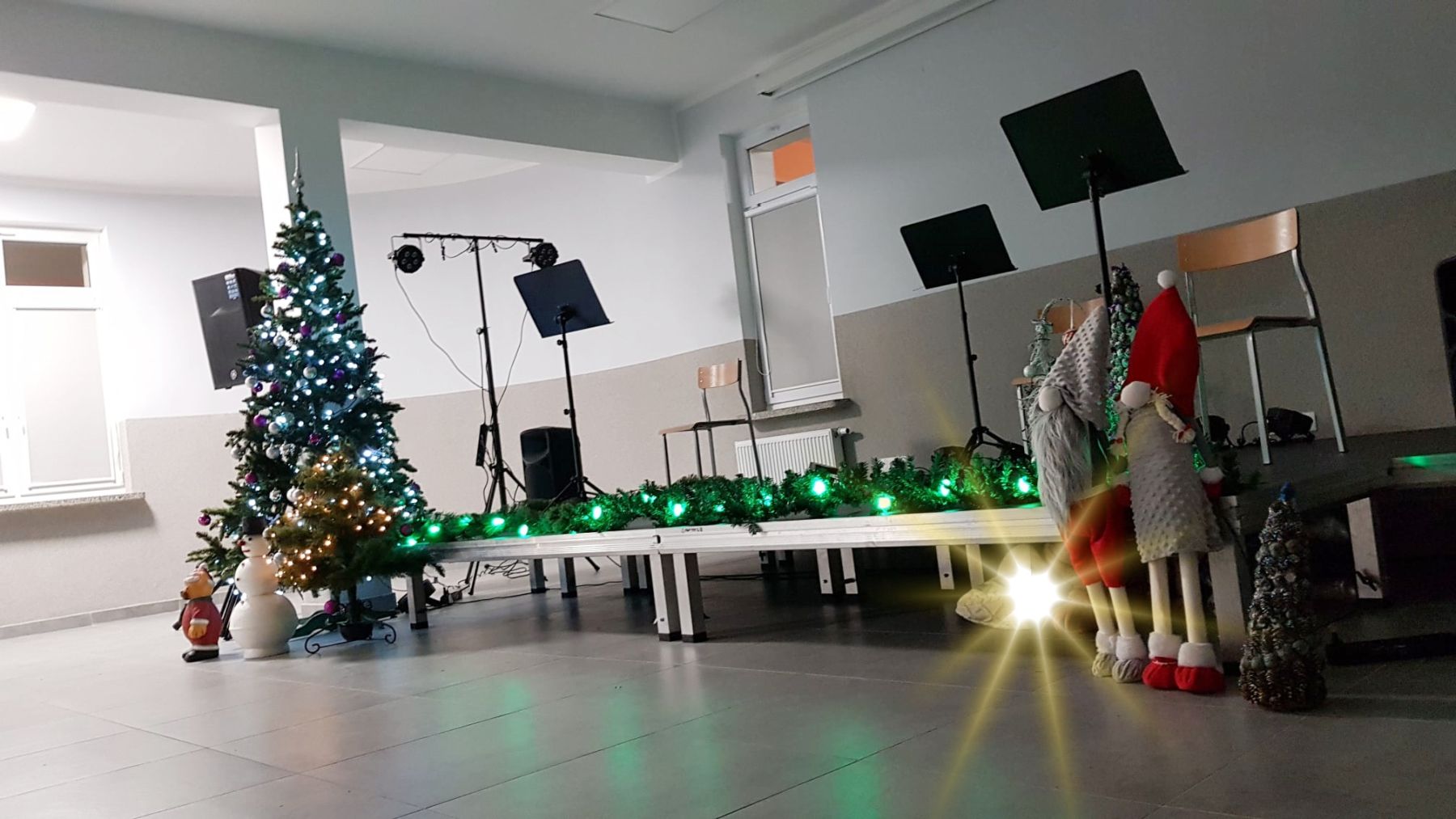 Scena w Świetlicy Kultury w Malechowie gotowa do koncertu świątecznego.