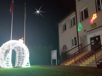 Zdjęcie dekoracji świetlnej w formie przestrzennej bombki wraz z budynkiem UG Malechowo.