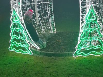 Bombka 3D, w której wnętrzu pozuje dziewczynka.