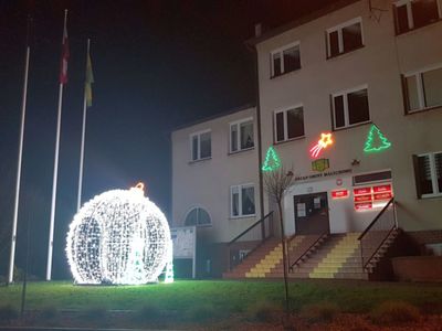 Zdjęcie dekoracji świetlnej w formie przestrzennej bombki wraz z budynkiem UG Malechowo.
