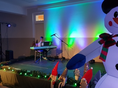 Pianista z Centrum Muzycznego w Malechowie podczas nagrań koncertu bożonarodzeniowego w Świetlicy Kultury w Malechowie.