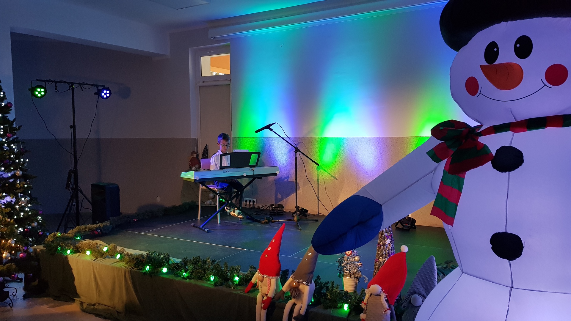 Pianista z Centrum Muzycznego w Malechowie podczas nagrań koncertu bożonarodzeniowego w Świetlicy Kultury w Malechowie.
