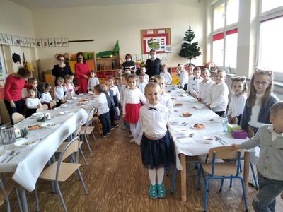 Zdjęcie przedszkolaków podczas wspólnej Wigilii wraz z dyrektor i nauczycielkami.