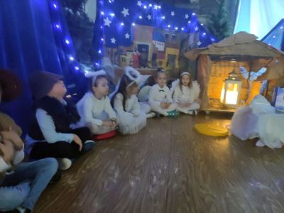 Dzieci z Przedszkola w Ostrowcu przygotowały piękne jasełka, były anioły, Józef i Maryja z dzieciątkiem Jezus.