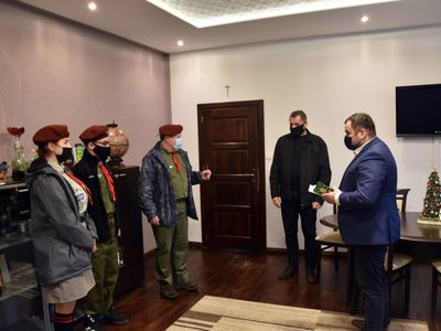 Wójt Radosław Nowakowski  podczas rozmowy z malechowskim harcerzami w malechowskim urzędzie.
