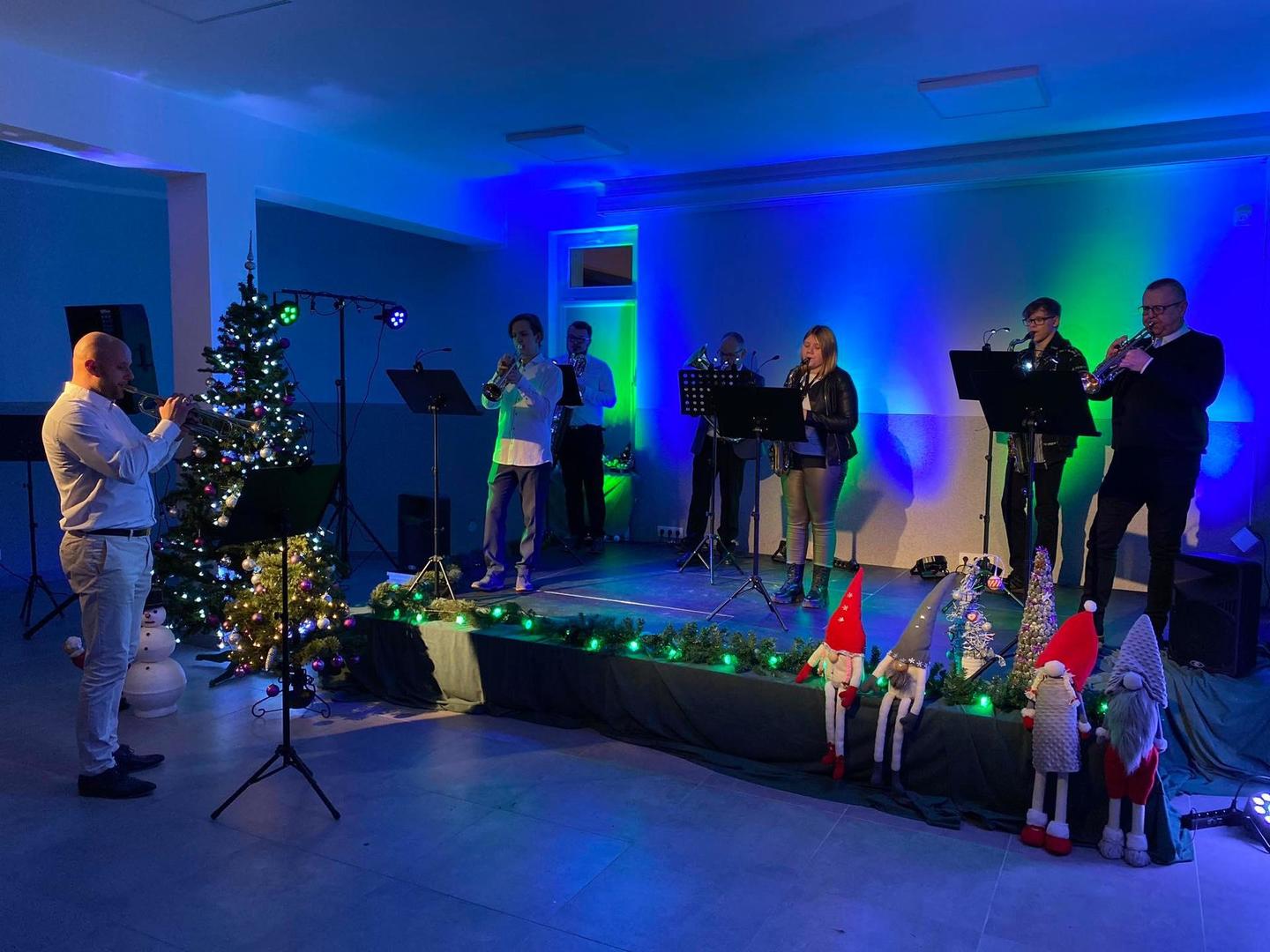 Orkiestra w Malechowie podczas koncertu bożonarodzeniowego w Świetlicy Kultury w Malechowie.