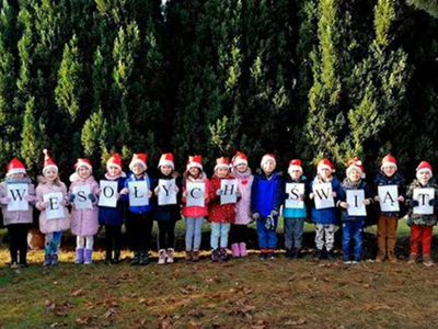 Grupa Pracowitych Jeżyków z życzeniami Wesołych Świąt.