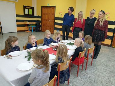 Wychowawczynie przedszkolaków wraz z dziećmi podczas uroczystej Wigilii w malechowskim przedszkolu.