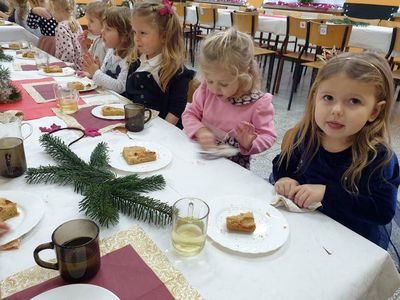 Malechowskie przedszkolaki podczas uroczystej Wigilii.