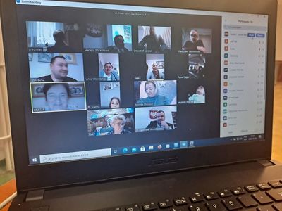 Zdjęcie laptopa z widokiem na uczestników zdalnej Sesji Rady Gminy Malechowo, która odbyła się 18 grudnia br.