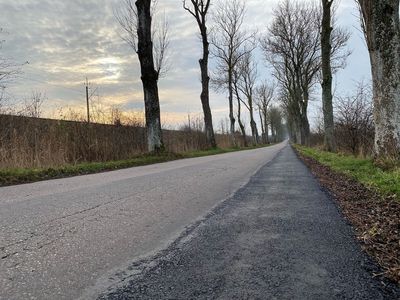 Droga Przystawy - Wiekowo z poszerzonym i utwardzonym poboczem.