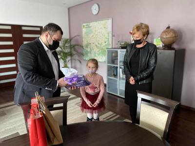 Wójt Gminy Malechowo - Radosław Nowakowski wręcza nagrody Mai Wiącek w obecności Sekretarz Haliny Skazy.