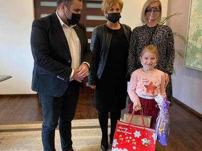 Wójt Gminy Malechowo - Radosław Nowakowski z Mają Wiącek, Sekretarz Haliną Skaza oraz mamą Martą Wiącek. 