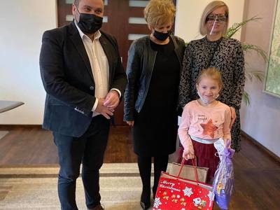 Wójt Gminy Malechowo - Radosław Nowakowski z Mają Wiącek, Sekretarz Haliną Skaza oraz mamą Martą Wiącek. 