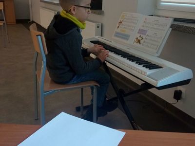 Zajęcia pianina w Świetlicy Kultury w Malechowie. 