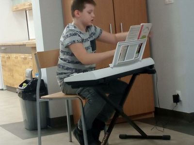 Uczeń klasy pianina podczas zajęć w Świetlicy Kultury w Malechowie. 