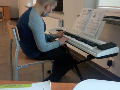 Uczeń klasy pianina podczas zajęć w Świetlicy Kultury w Malechowie. 